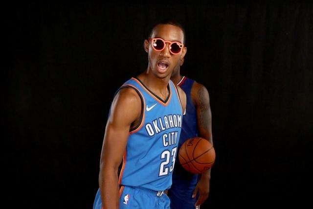 阿伦25+20骑士负热火 步行者大胜送活塞4连败